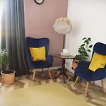 Stuckverzierte, Zentrumsnahe Wohnung Im Sueden
