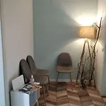Stuckverzierte, Zentrumsnahe Wohnung Im Sueden