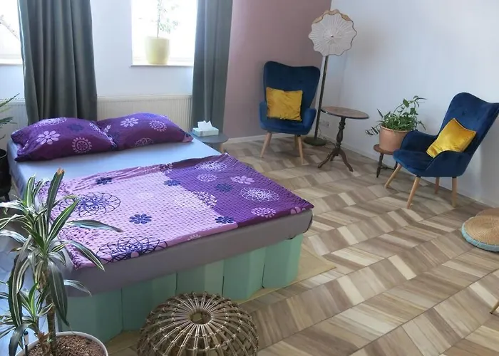 Stuckverzierte, Zentrumsnahe Wohnung Im Sueden